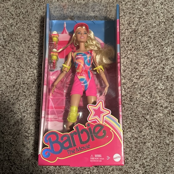 Margo Robbie Skate Barbie - Picture 2 of 7